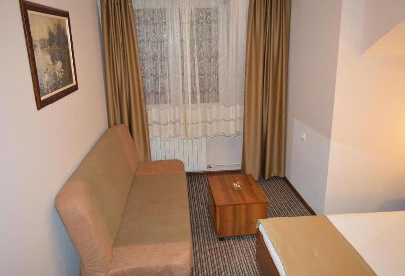 اتاق استاندارد سه نفره, Damis