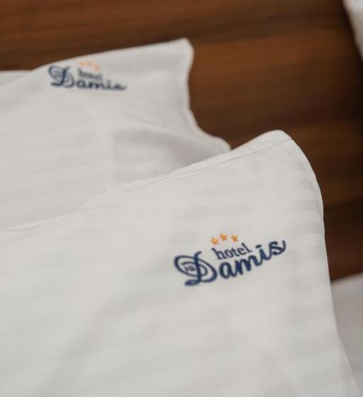 اتاق استاندارد سه نفره, Damis