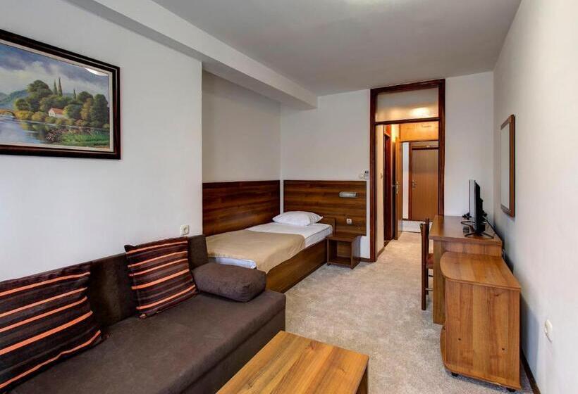 اتاق استاندارد سه نفره, Damis