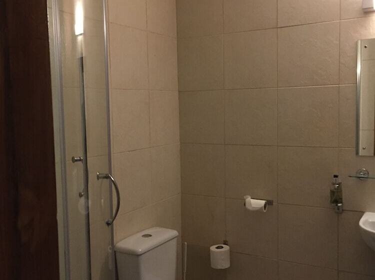 اتاق استاندارد چهار تخته, Leith House