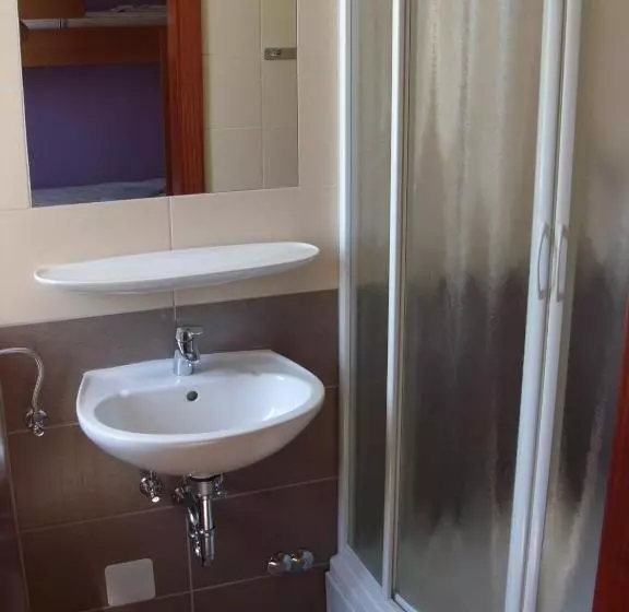 اتاق استاندارد سه نفره, Hi Hostel Zadar