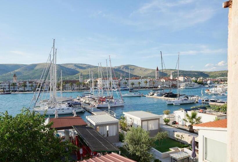 اتاق لوکس با چشم‌انداز دریا, Domus Maritima