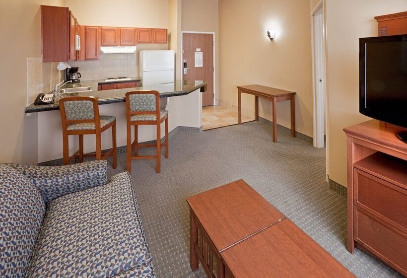 מיטת קינג בסוויטה, Staybridge Suites Lubbock   University Area, An Ihg