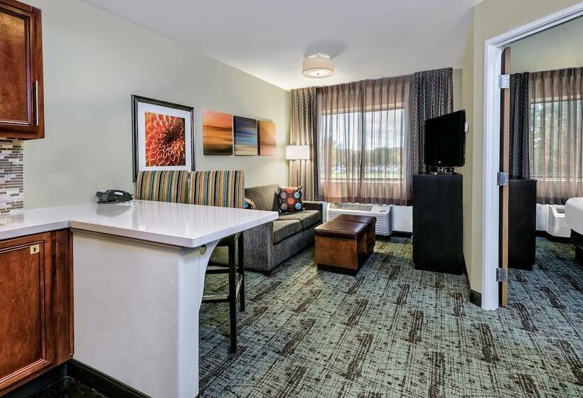 מיטת קינג בסוויטה, Staybridge Suites Lubbock   University Area, An Ihg