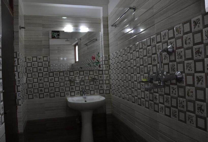 اتاق استاندارد سه نفره, Khangsar Home