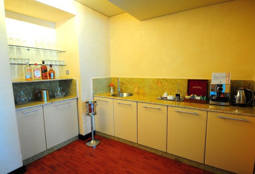 سوئیت ریاست جمهوری 2 خوابه, Munyonyo Commonwealth Resort