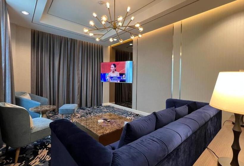 جناح سوبيريور, Savan Resorts