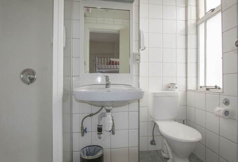 מיטה בחדר מעונות עם מקלחת משותפת, Waterloo & Backpackers