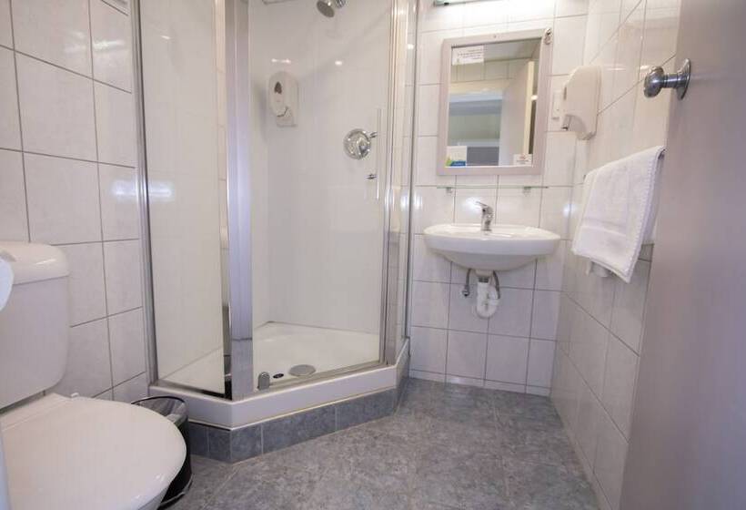 מיטה בחדר מעונות עם מקלחת משותפת, Waterloo & Backpackers