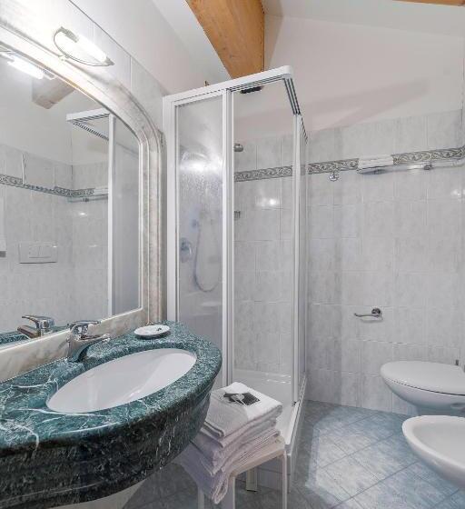 Полулюкс, Family Hotel La Perla