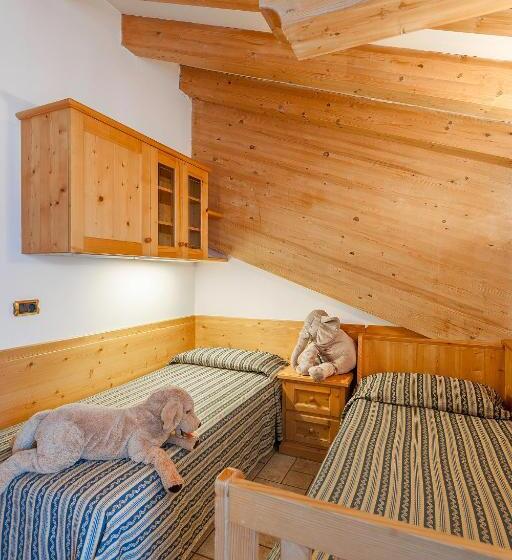 Полулюкс, Family Hotel La Perla