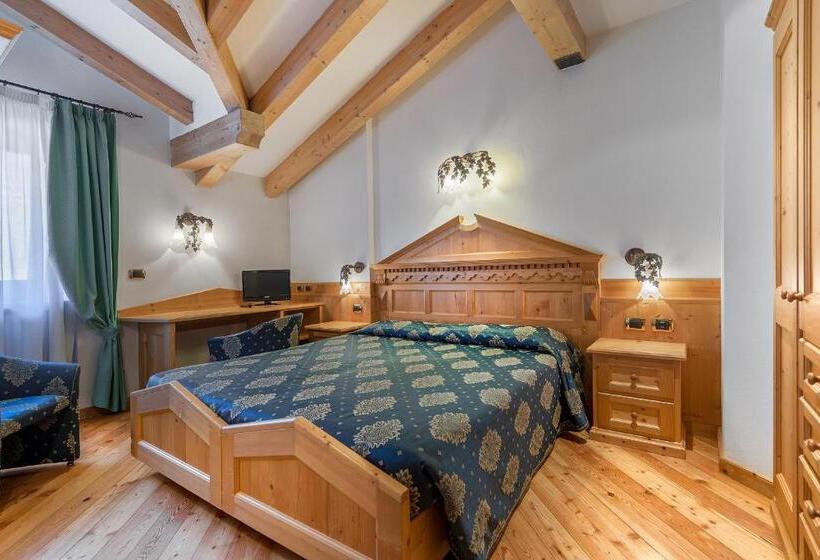 Полулюкс, Family Hotel La Perla