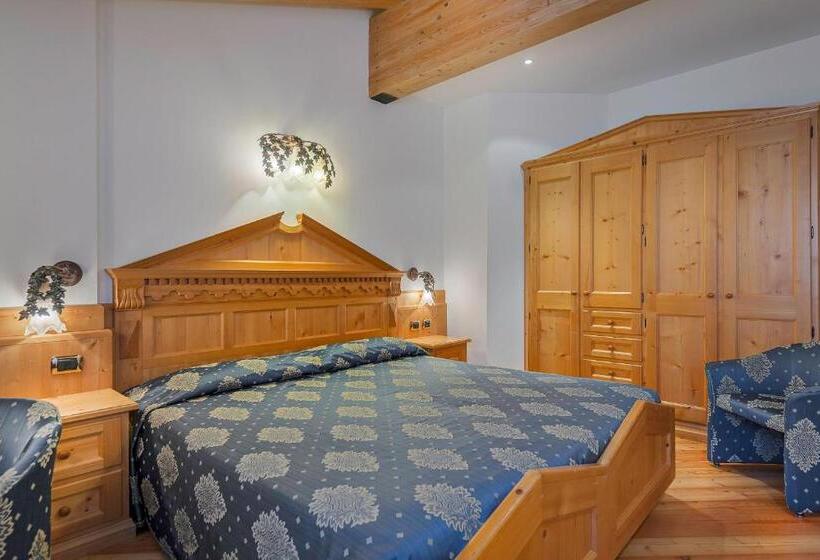 Полулюкс, Family Hotel La Perla