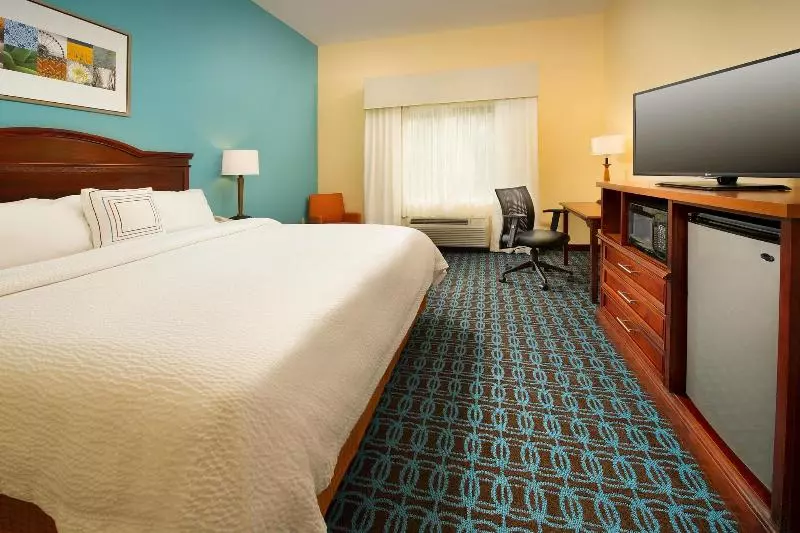 キングサイズベッドのスタンダードルーム, Fairfield Inn & Suites By Marriott Marshall