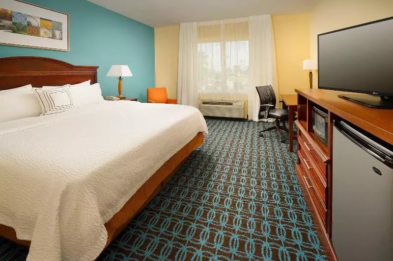 キングサイズベッドのスタンダードルーム, Fairfield Inn & Suites By Marriott Marshall