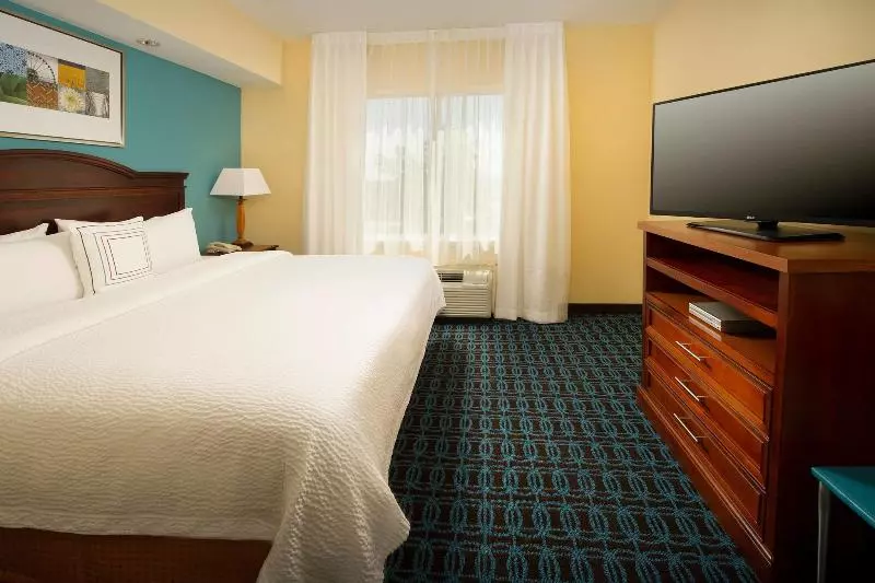 キングサイズベッドのスタンダードルーム, Fairfield Inn & Suites By Marriott Marshall
