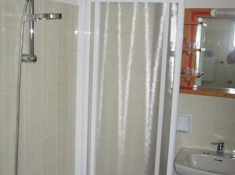 Standard Kolmen Hengen Huone, Prati