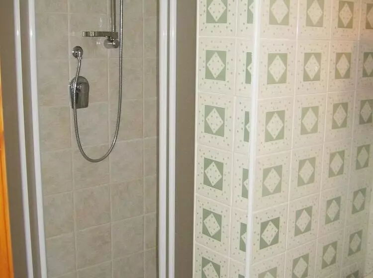 Standard Neljän Hengen Huone, Prati