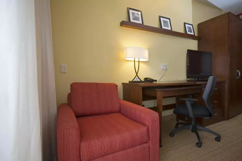 Standardzimmer Kingsize Bett, Courtyard By Marriott Paramaribo
