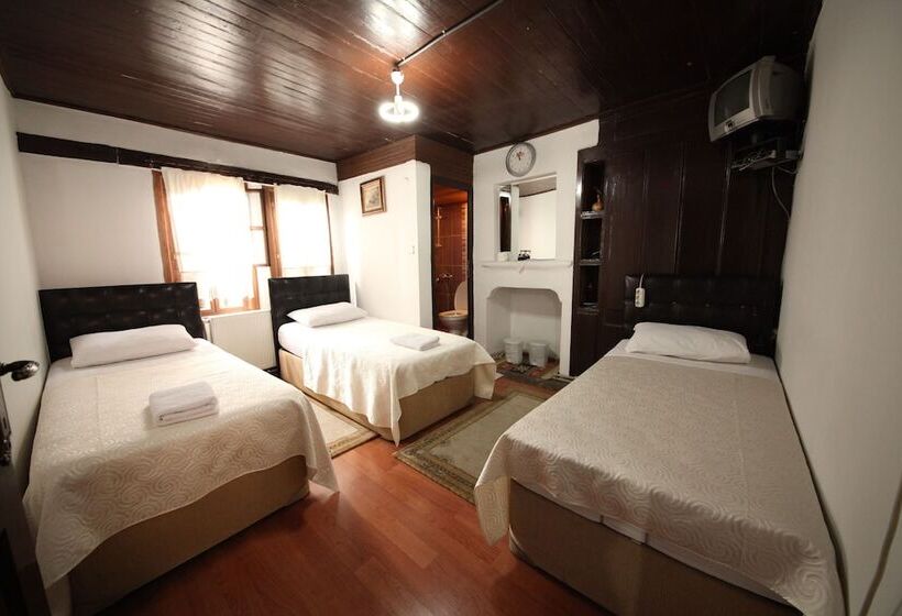 Номер Стандарт Трехместный, Efe Guest House