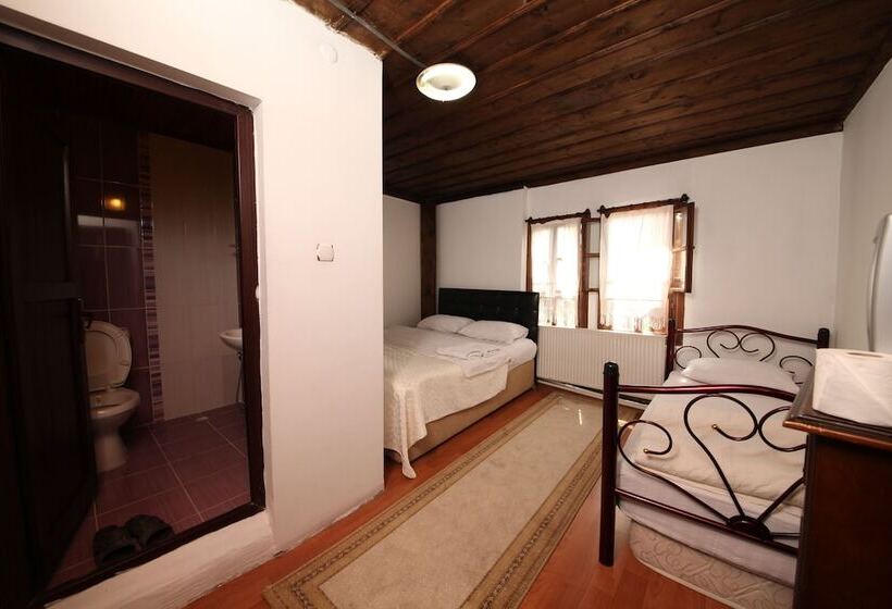 غرفة قياسية ثلاثية, Efe Guest House