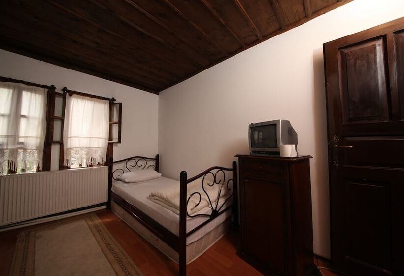 غرفة قياسية ثلاثية, Efe Guest House