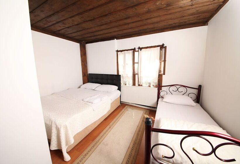 غرفة قياسية ثلاثية, Efe Guest House