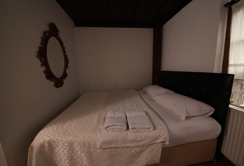 غرفة قياسية ثلاثية, Efe Guest House