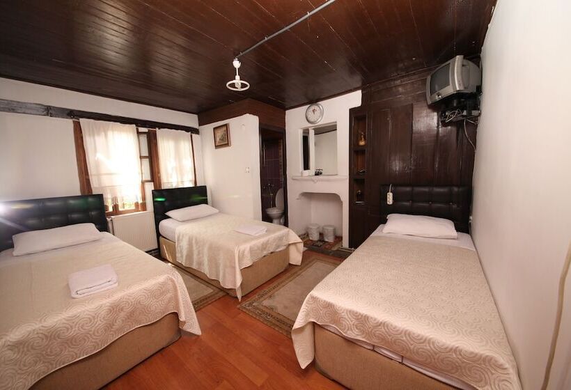 غرفة قياسية ثلاثية, Efe Guest House