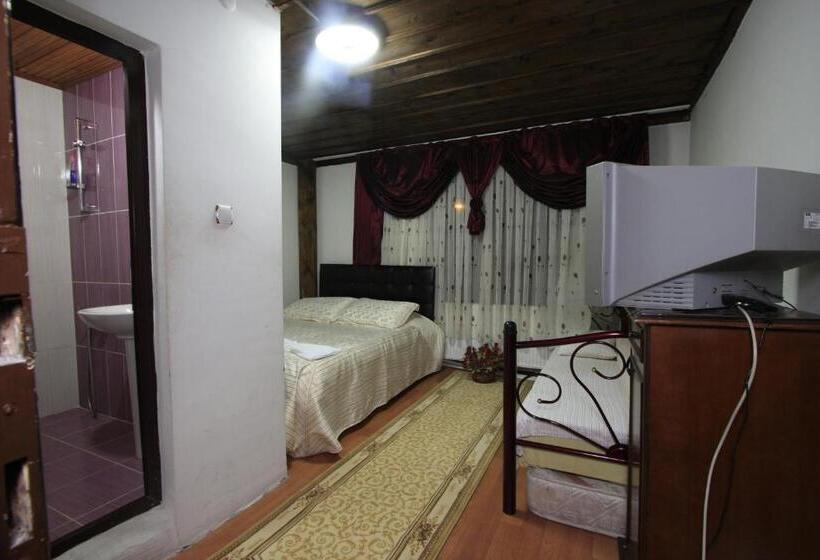 غرفة قياسية ثلاثية, Efe Guest House