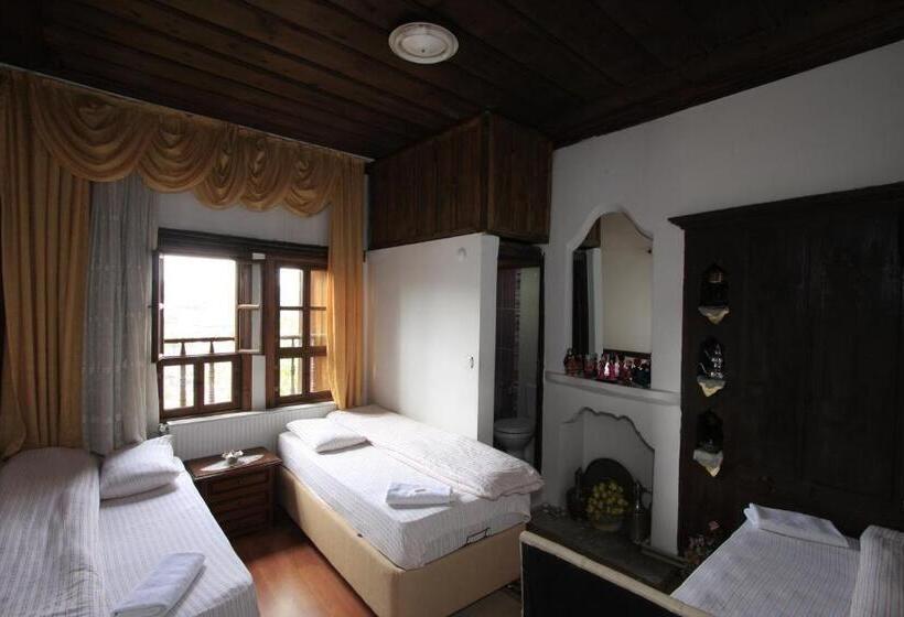 Номер Стандарт Трехместный, Efe Guest House