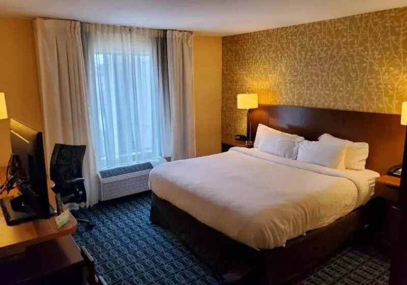 身障者適用キングサイズベッドルーム, Holiday Inn Express & Suites Belle Vernon By Ihg
