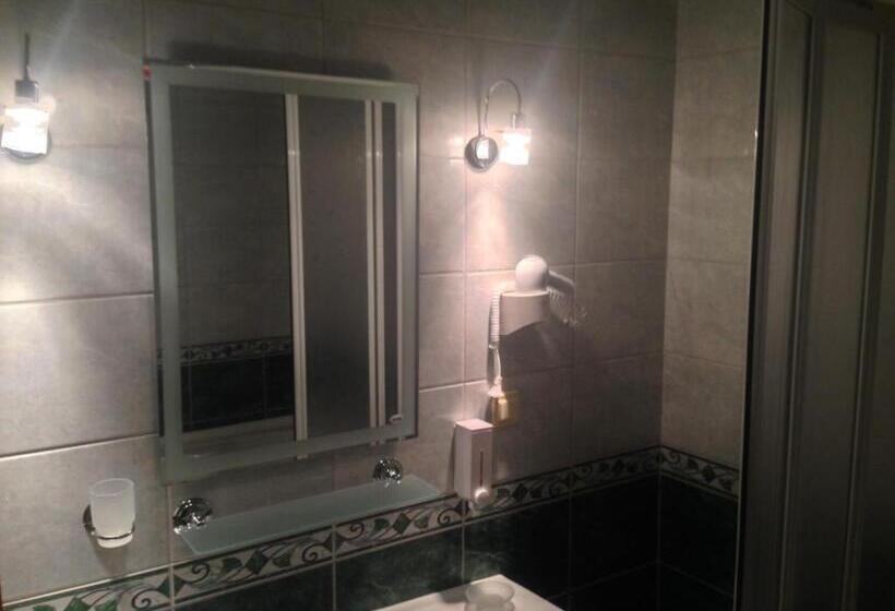 Comfort room with balcony, Kutle