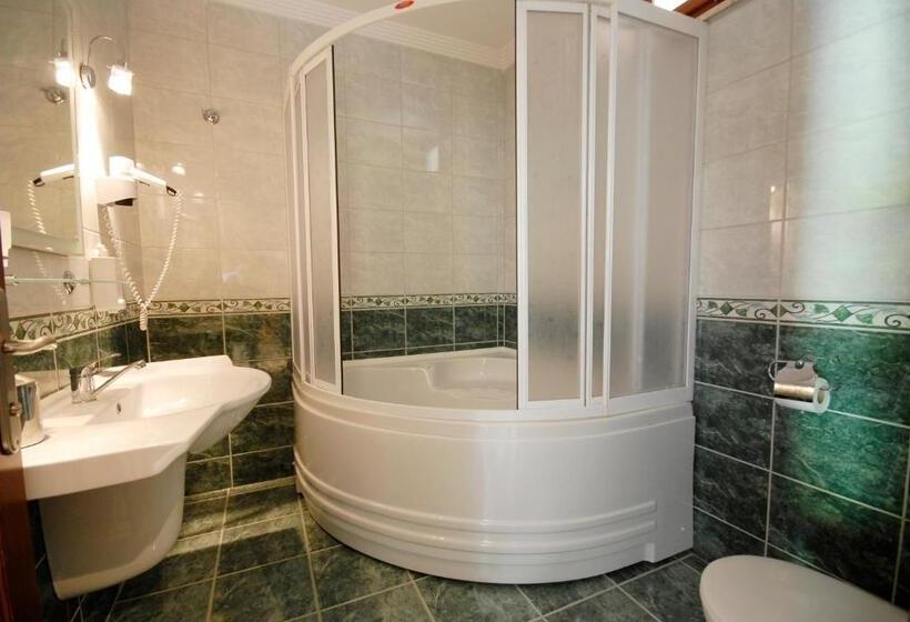 Comfort room with balcony, Kutle