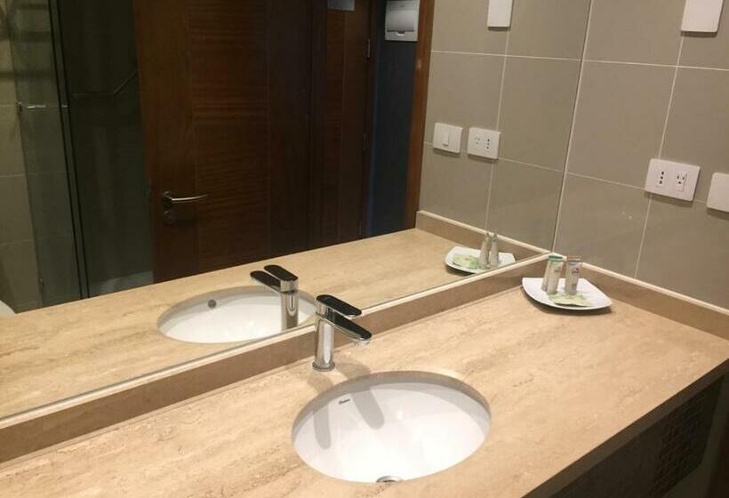 חדר סטנדרט עם מיטת קינג, Courtyard By Marriott Puerto Montt