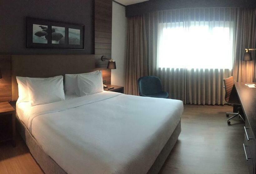 חדר סטנדרט עם מיטת קינג, Courtyard By Marriott Puerto Montt