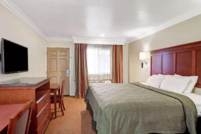 Standard-huone King-vuode, Super 8 By Wyndham Cypress Buena Park Area