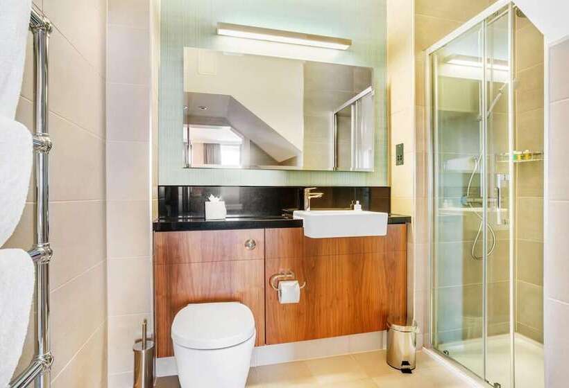 חדר סופריור, The Place