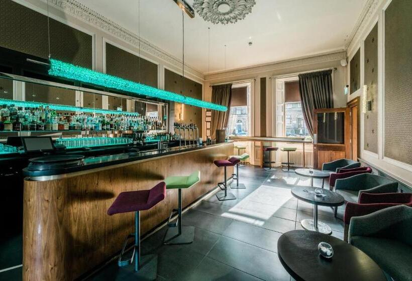 חדר סטנדרט, The Place