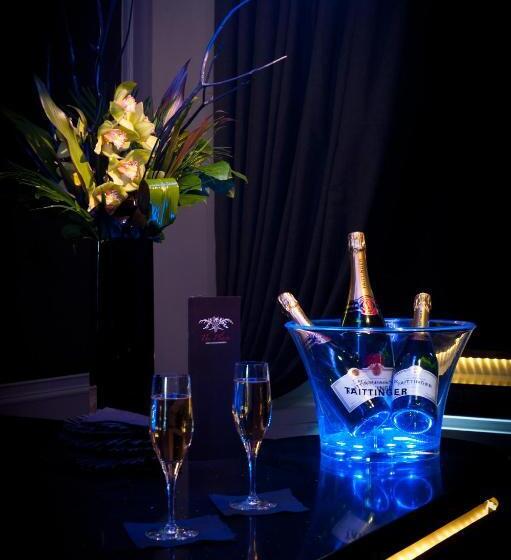 חדר סופריור, The Place