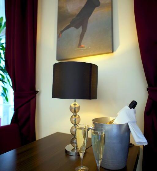 חדר סופריור, The Place