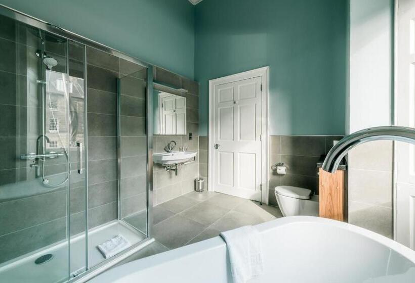 סוויטת ג'וניור, The Place