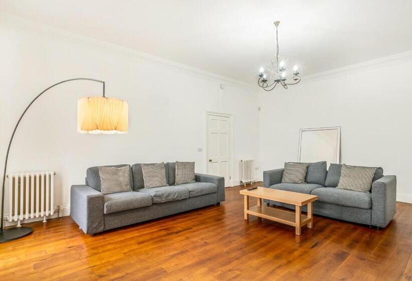 דירת שני חדרים, The Place