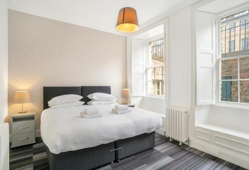 דירת שני חדרים, The Place