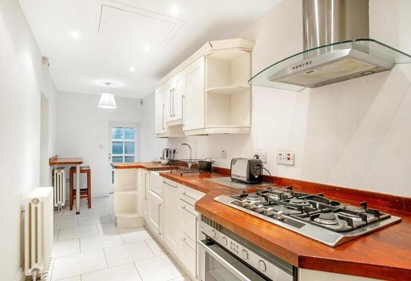 דירת שני חדרים, The Place