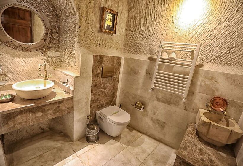 Номер Стандарт, Traveller S Cave