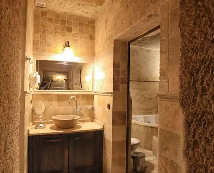Deluxe Kolmen Hengen Huone, Traveller S Cave