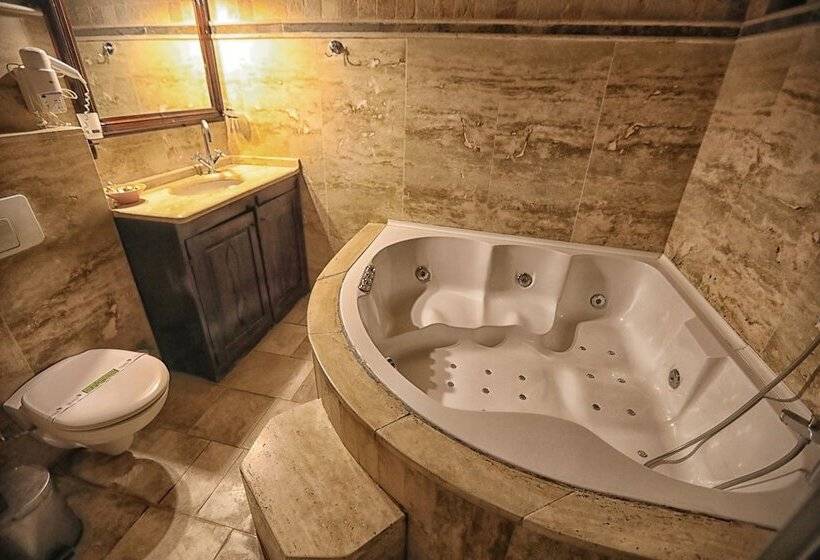 디럭스 트리플 룸, Traveller S Cave