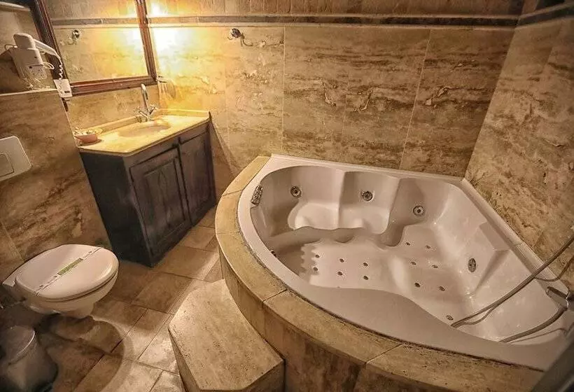 Deluxe Kolmen Hengen Huone, Traveller S Cave