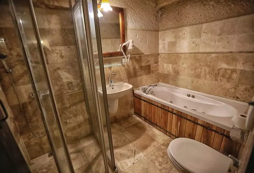 Deluxe Kolmen Hengen Huone, Traveller S Cave